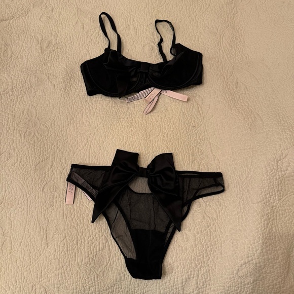 BNWT VICTORIA’S SECRET BLACK BOW BRA AND PANTY SET - Picture 1 of 4